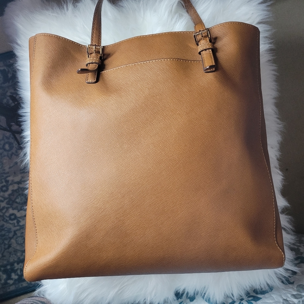 Micheal Kors Tote - Picture 8 of 10